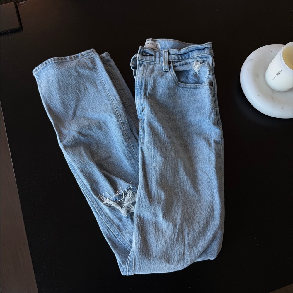 Abercrombie 90s straight ultra high rise Light Blue Distressed Jeans 26L
